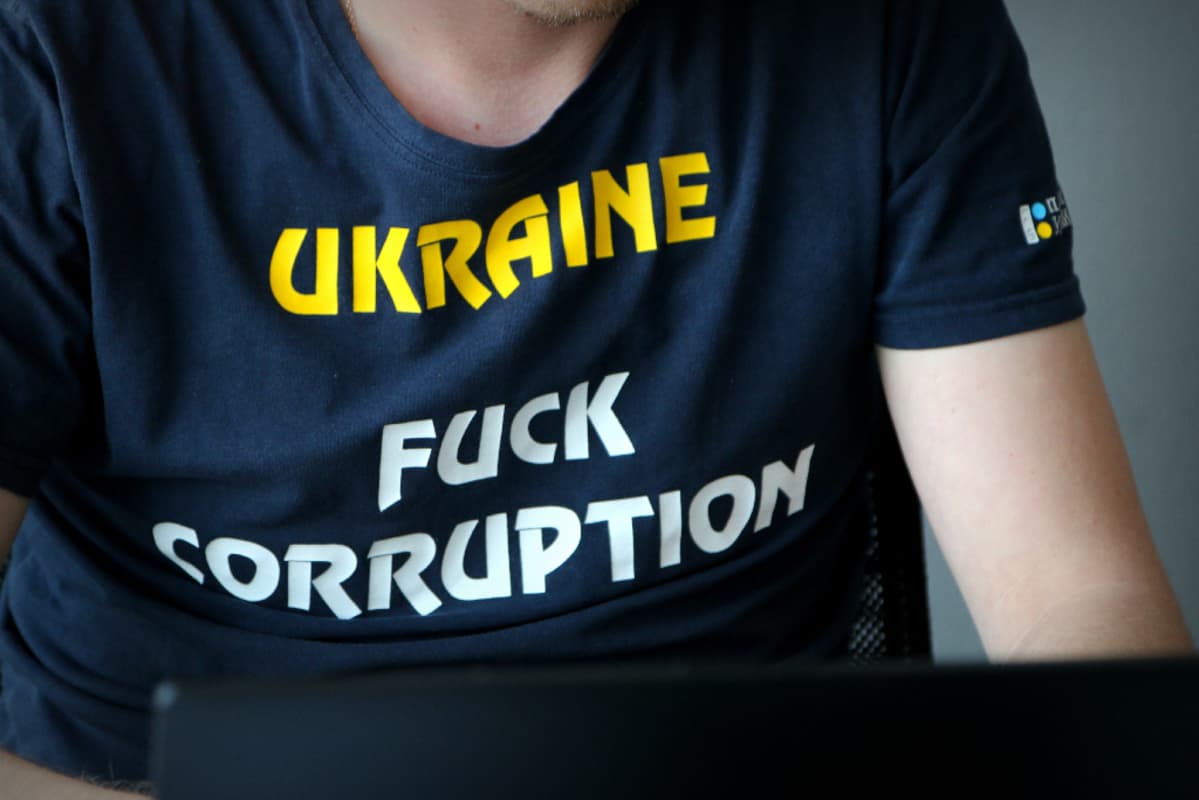 Korruptionvastainen paita, jossa lukee sinisellä pohjalla keltaisin kirjaimin "Ukraine" ja sen alla harmaalla värillä "fuck korruption".