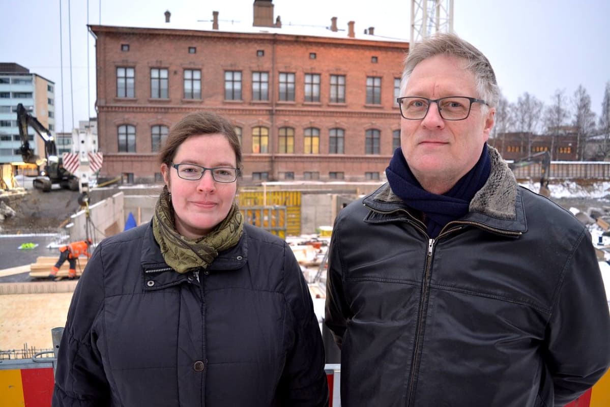 Vaasan kaupungin kaavoitusjohtaja Päivi Korkealaakso ja Vaasan kantakaupungin asukasyhdistyksen puheenjohtaja Aimo Nyberg.