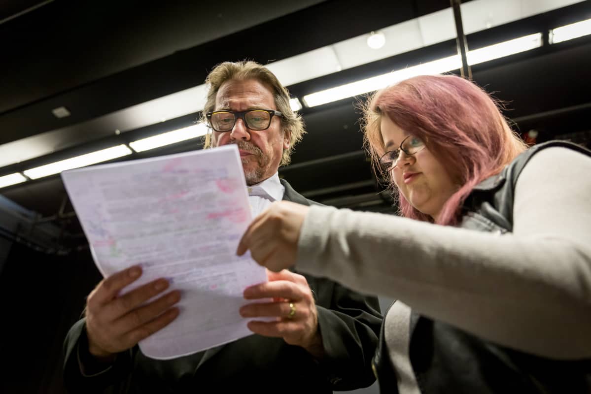 Onnismaa käy ohjaaja Minttu Koskelan kanssa läpi Peräkammarin poika -lyhytelokuvan käsikirjoitusta