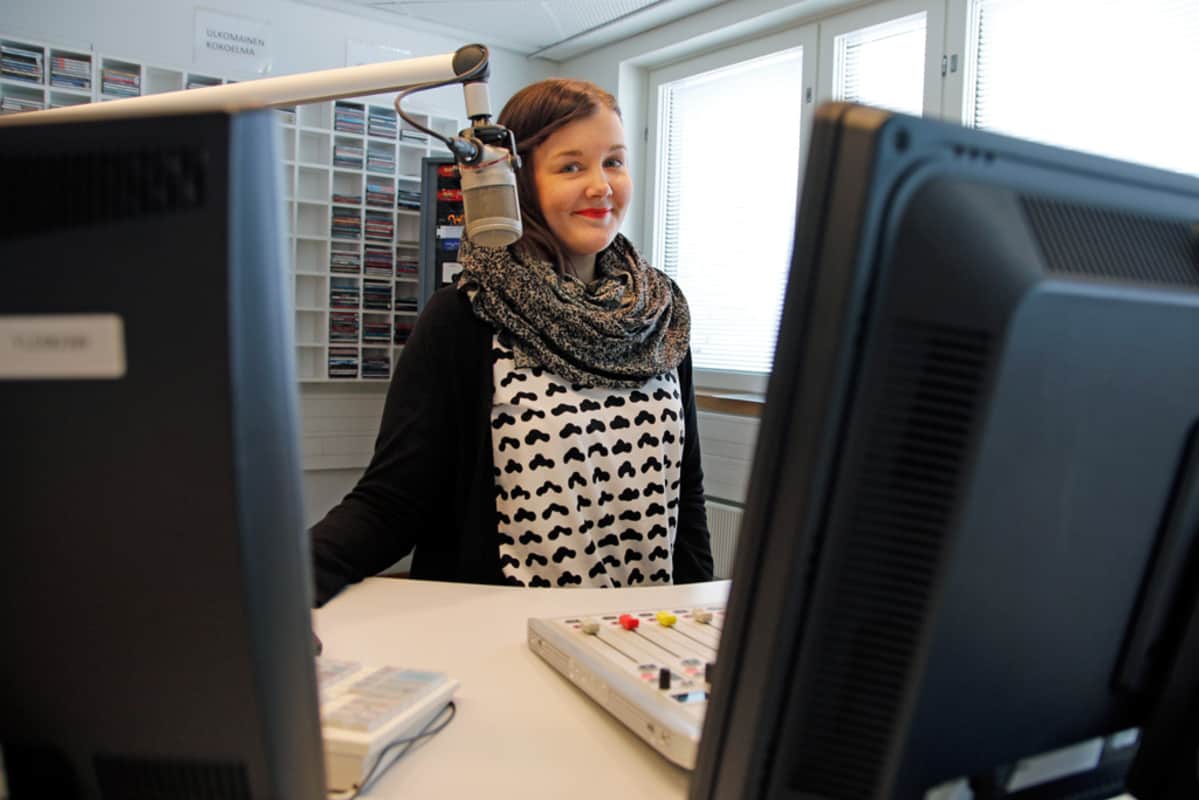 Yle Rovaniemen uusi vastaava tuottaja Bikka Puoskari istuu radiostudiossa mikin takana.