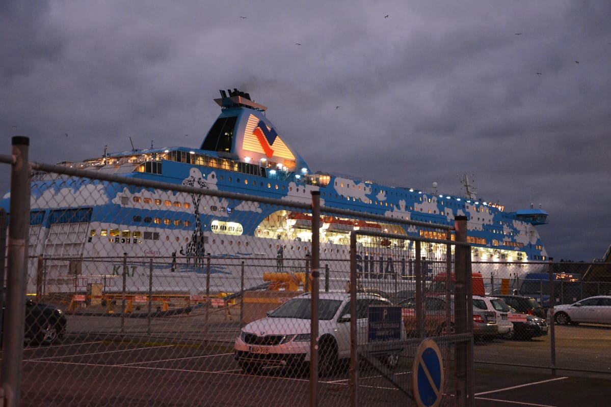 Silja Galaxy lähtee Turun satamasta.