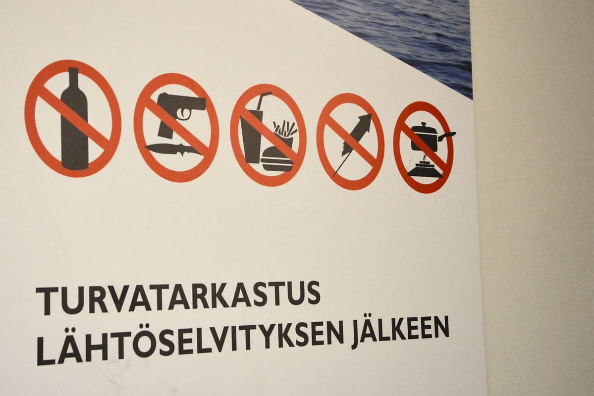Turvatarkastuksista kertova kyltti Viking Linen terminaalissa Turussa.