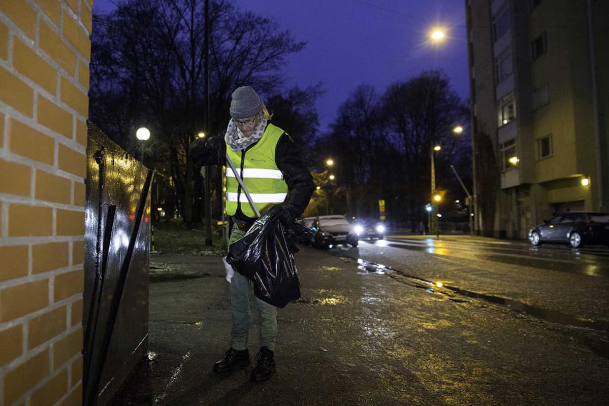 Hannu Kalliokoski siivoaa kotitalonsa Ruusulankatu 10:n lähiympäristöä Helsingin Töölössä.