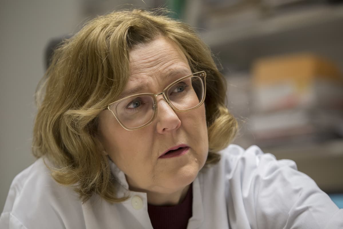 Tiina Saarto työhuoneessaan