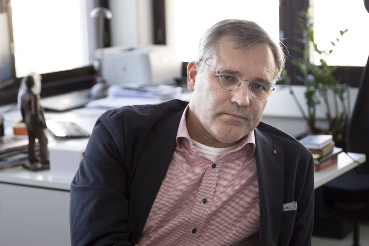Mikael Pentikäinen lähikuvassa toimistossaan.