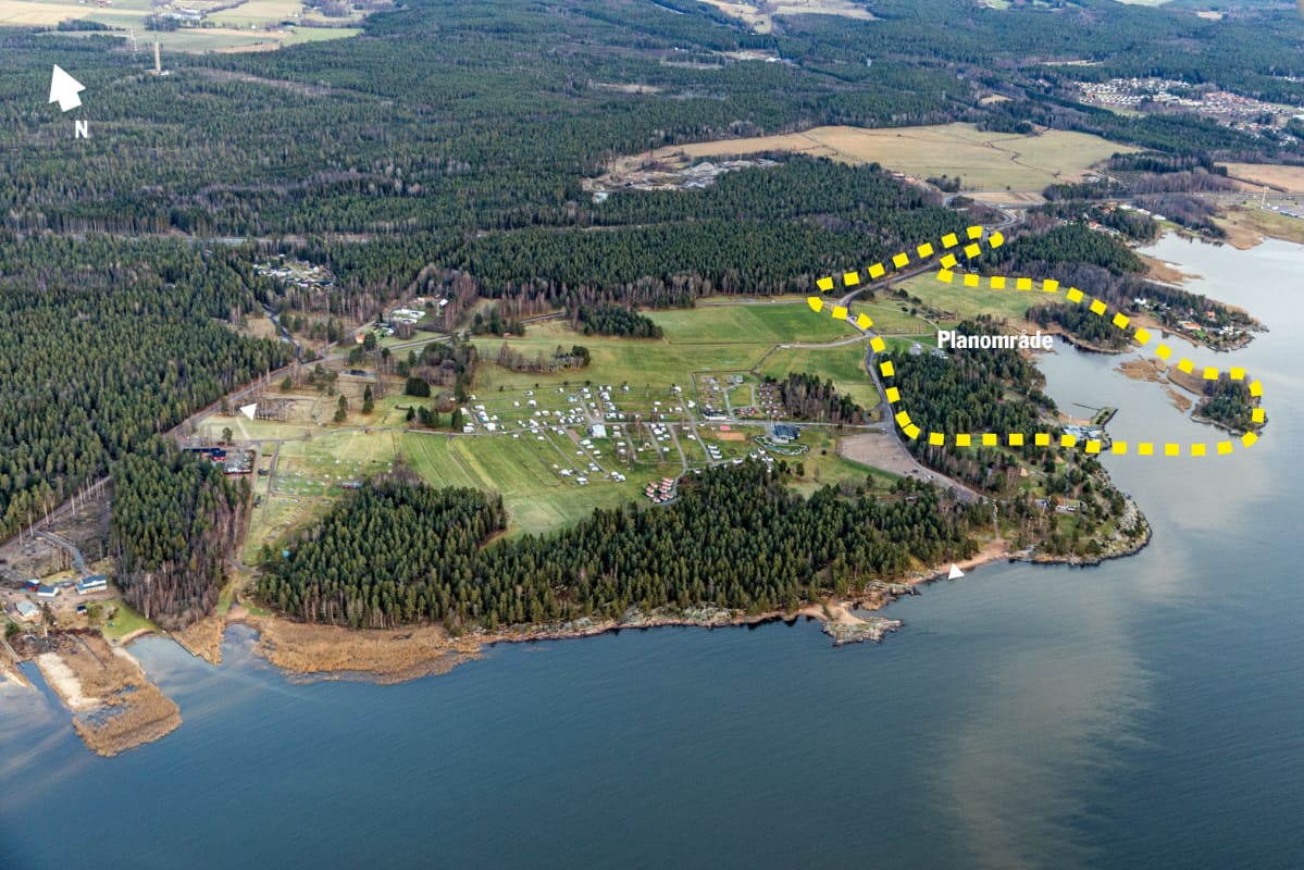 En flygbild över Skutberget vid Vänern, där Muminvärlden planerar att öppna en sagovärld.