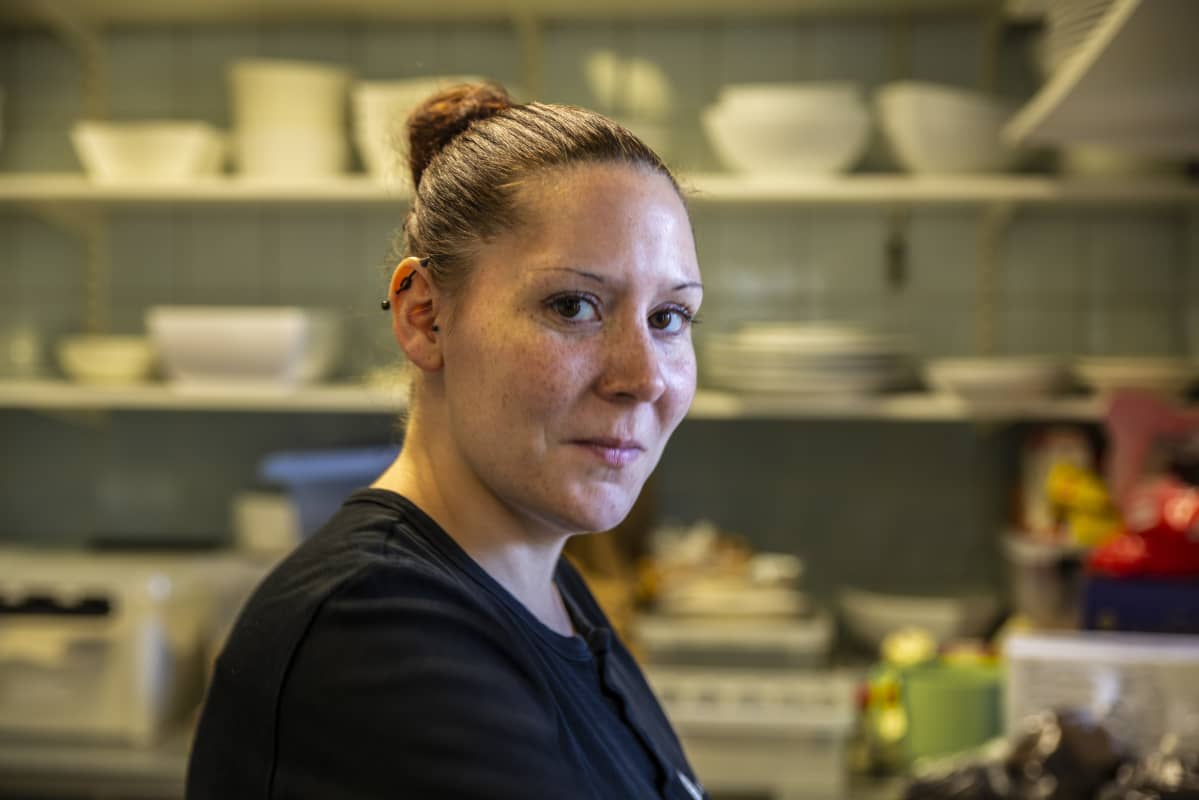 Jasmin Vilén on kokkina Kavalton tilalla, jossa järjestetän muun muassa pitopalvelua. Hän jatkaa yrityksessä oppisopimuskoulutuksella palkkatukijakson jälkeen.