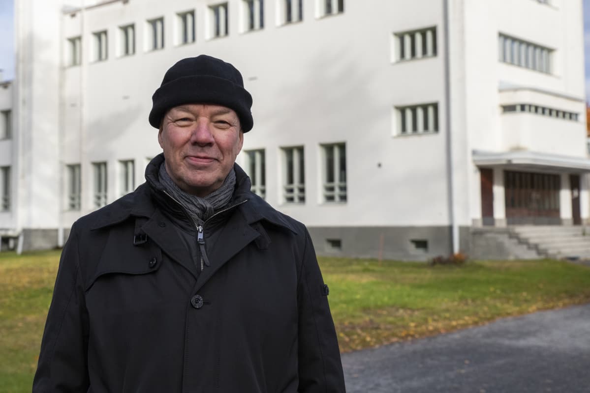 Rajavartiolaitoksen esikunnan, Eteläisen alueen kiinteistöpäällikkö Eero Ahonen Immolan kasarmialueella.