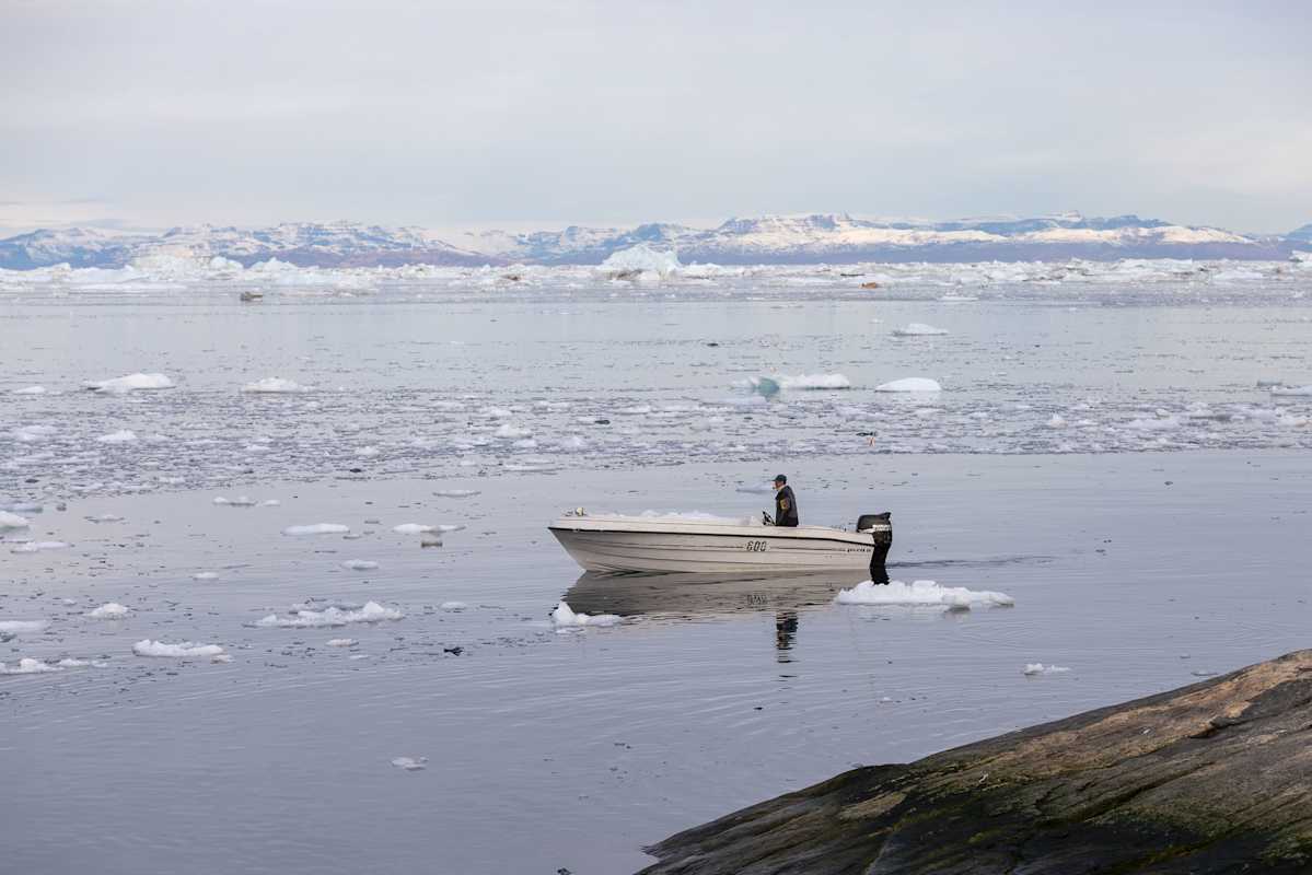 Kalastaja veneessään Ilulissatin edustalla