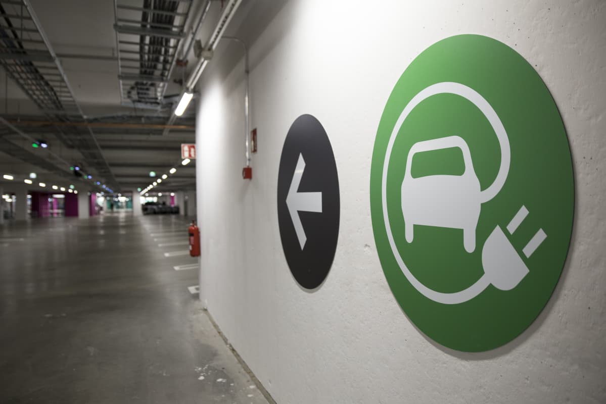 Sähköautojen latausparkeihin osoittava kyltti Triplan parkkihallissa