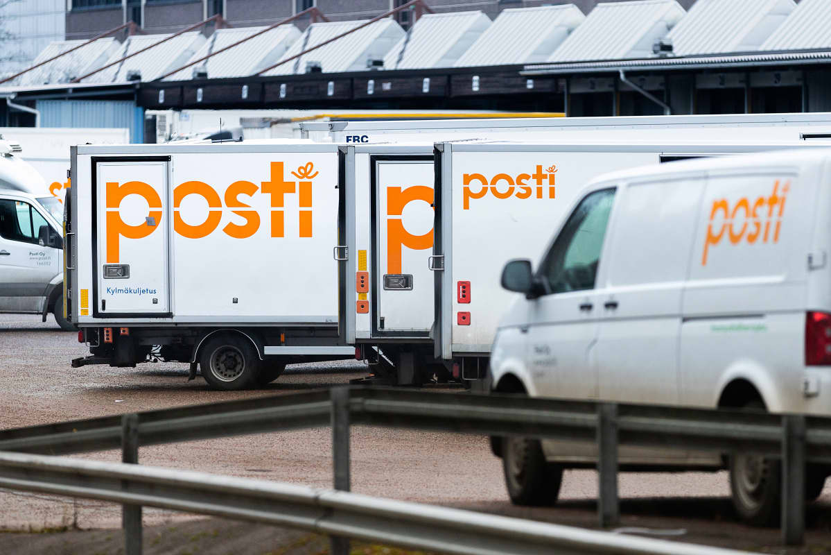 Postin kuorma-autoja ja pakettiautoja Postintaipaleella Helsingin Ilmalassa.