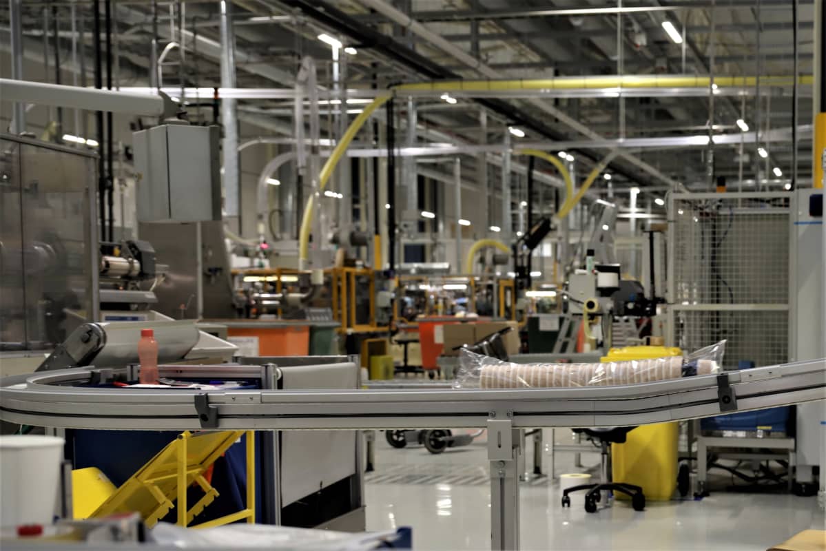 Kertakäyttömukeja liukuhihnalla Huhtamäki Food Service Nordic oy:n tehtaalla Hämeenlinnassa