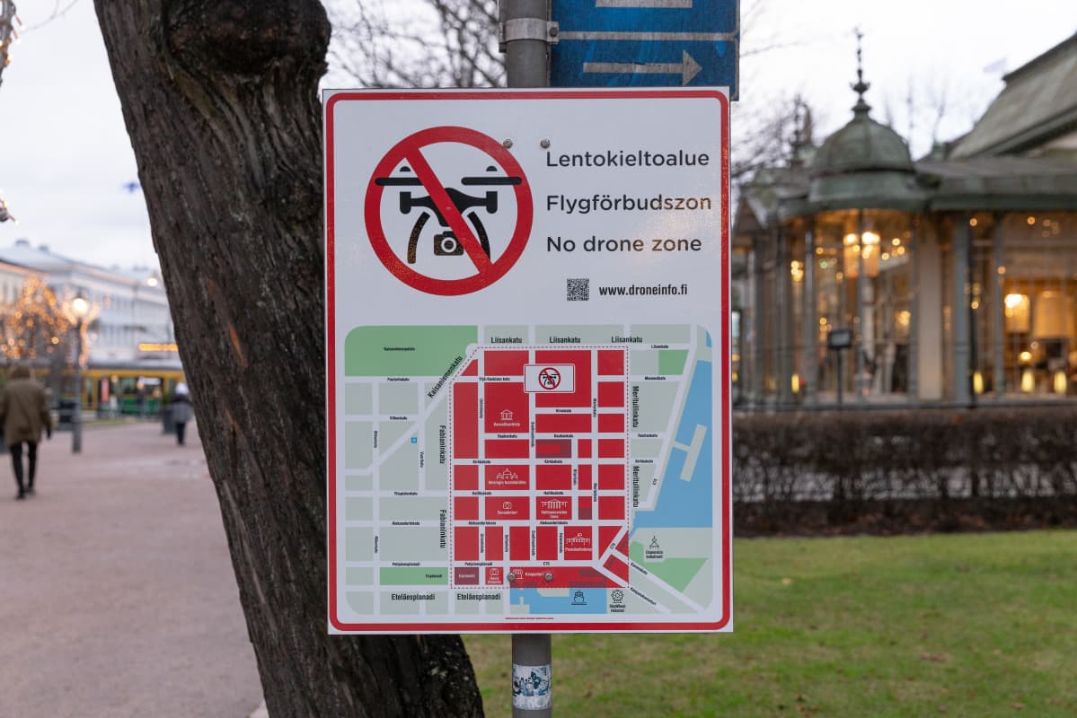 Lentokieltoalueesta kertova kyltti Esplanadilla Helsingissä