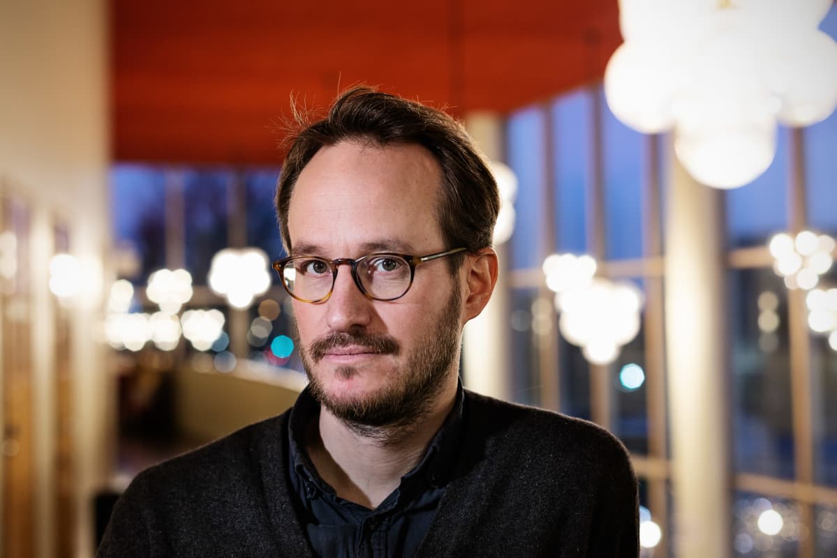 Elokuvaohjaaja Juho Kuosmanen Bio Rex-elokuvateatterin aulassa.