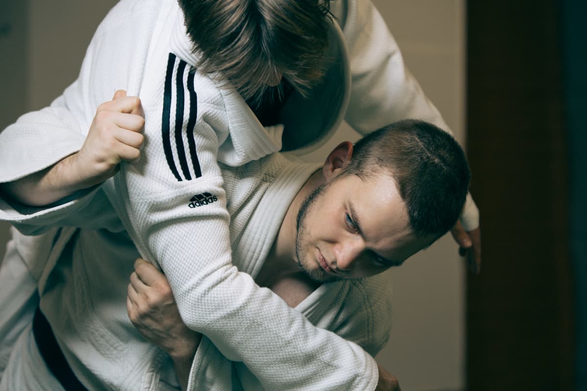 Eelis Paukku heittää judotreeneissä vastustajaansa