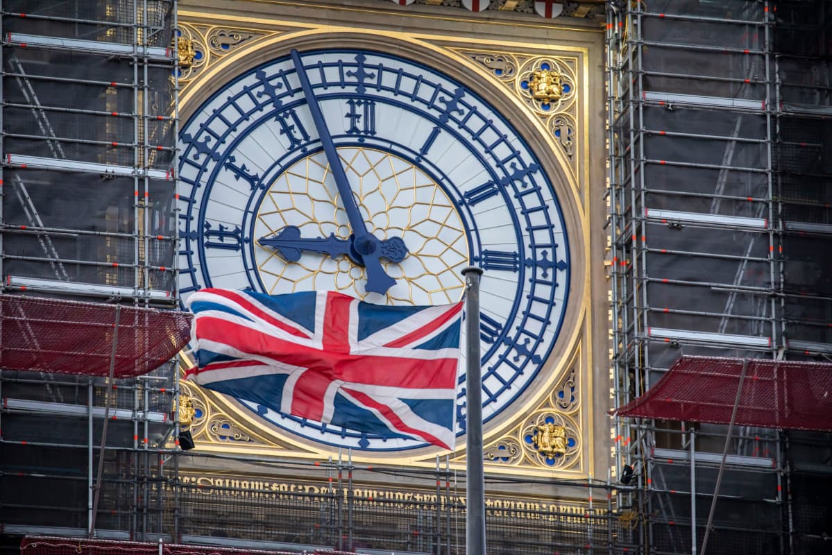 Britannian lippu liehuu rakennustelineiden ympäröimän Big Benin edessä.