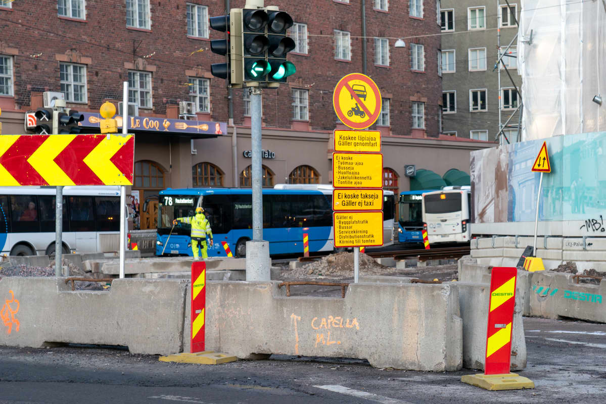 Katutyömaa Hämeentiellä Helsingissä.