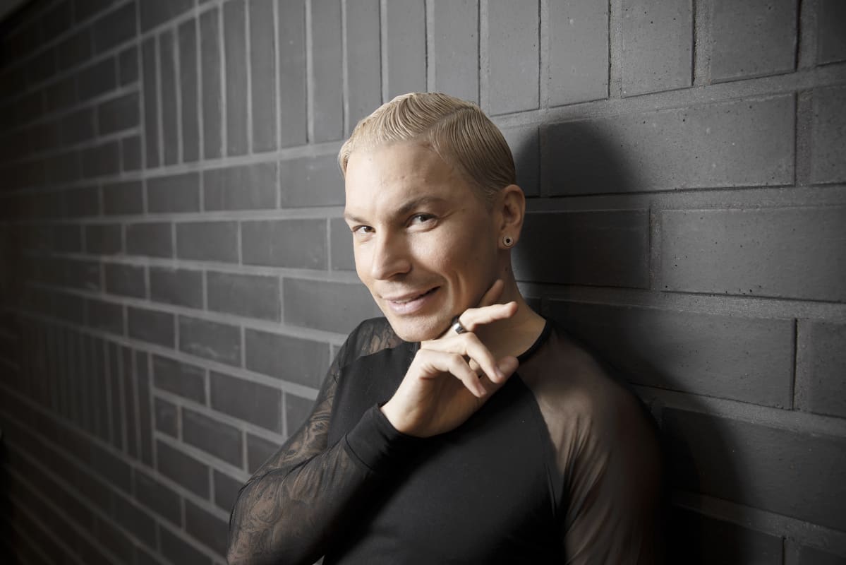 Antti Tuisku poseeraa