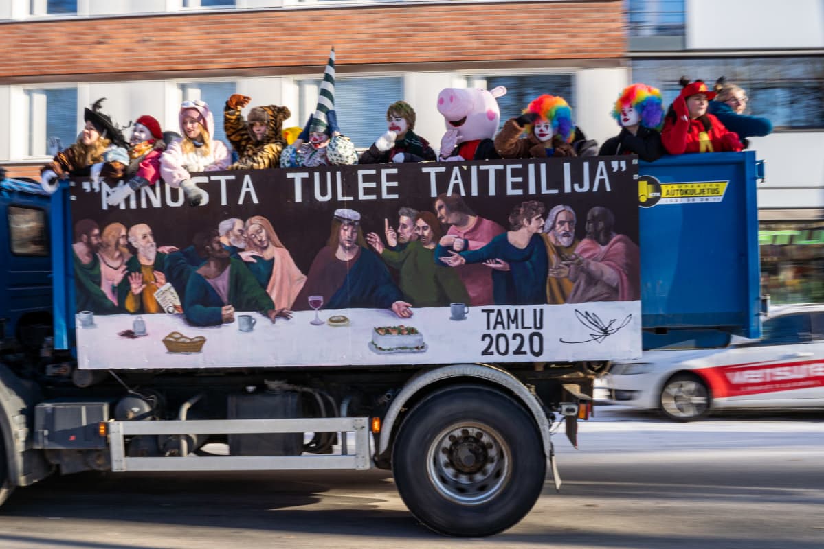 Tammerkosken lukion abit viittasivat lakanassaan penkkareissa viimeiseen ehtoolliseen.