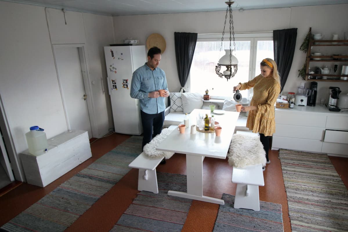 Anniina ja Juha Jalkanen tuvassa keittiön pöydän ääressä.