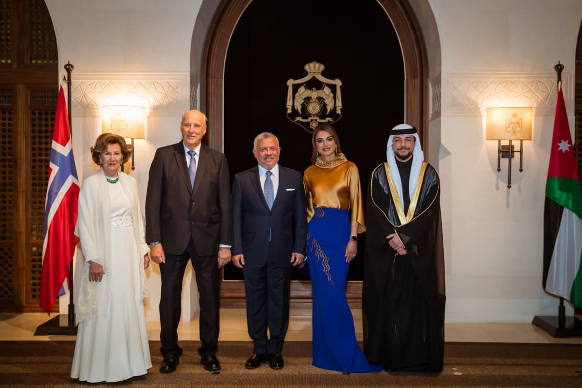 Kuningatar Sonja, kuningas Harald, kuningas Abdullah, kuningatar Rania ja kruununprinssi Hussein rinnakkain.