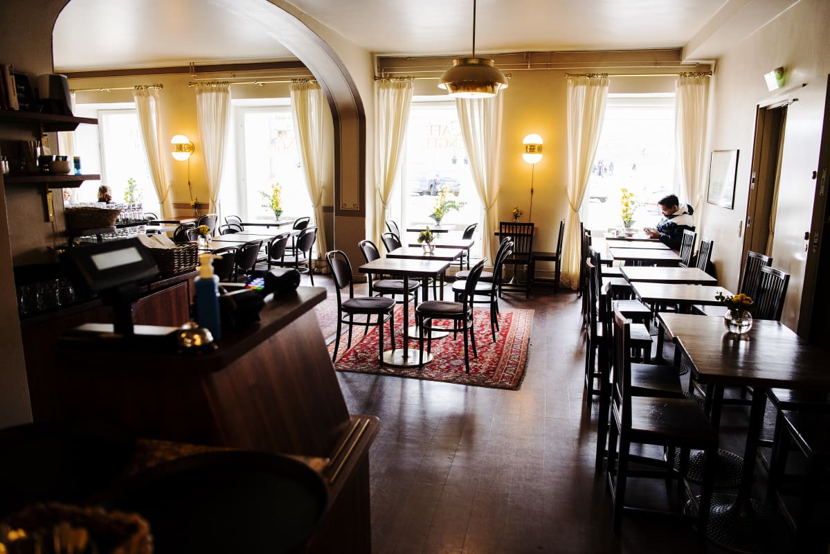 Kuvassa on Senaatintorin vieressä sijaitseva Cafe Engel.