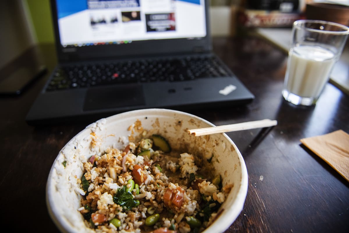 Kuvassa on poke bowl -ruoka-annos lohella ja riisillä keittiön pöydällä.