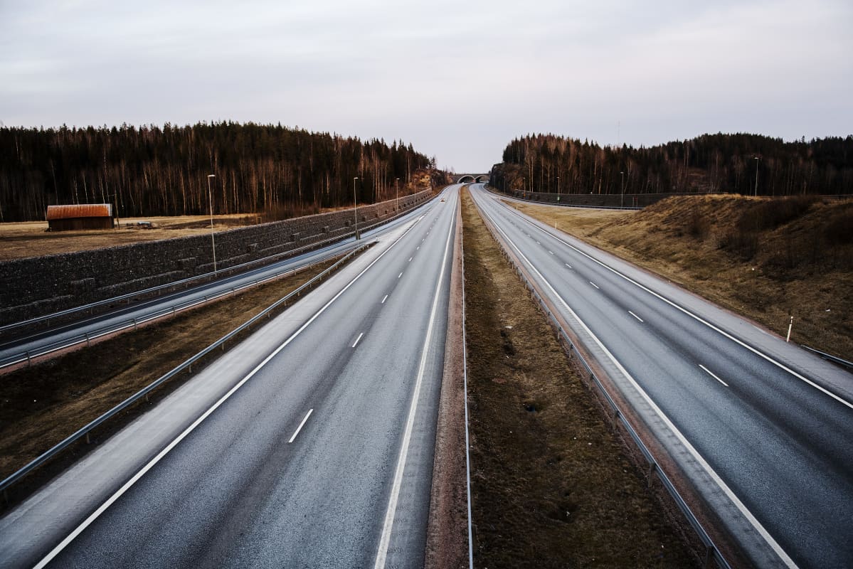 Kuvassa on lähes tyhjä moottoritie.