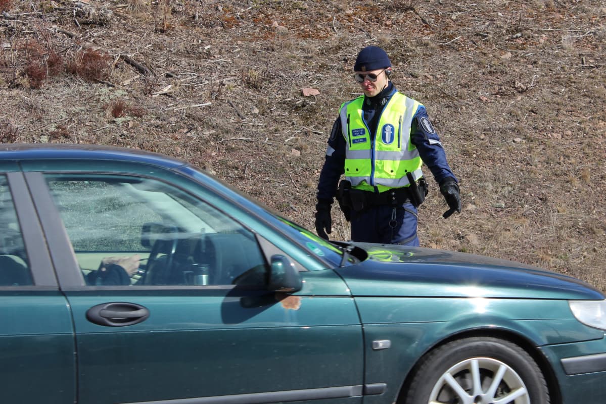Poliisi valvoo liikennettä E18-tien varrella Pyhtäällä.