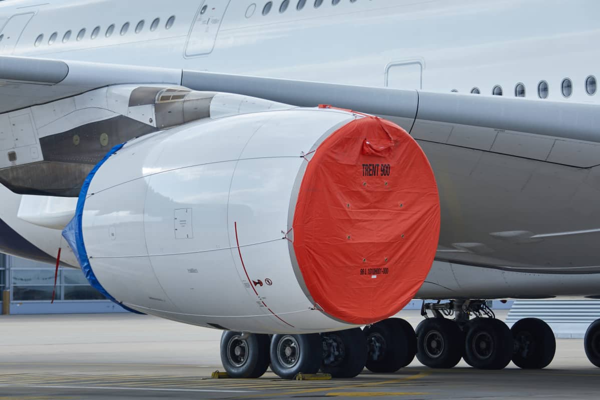 Lufthansan Airbus A380 pysäköitynä lentoasemalle