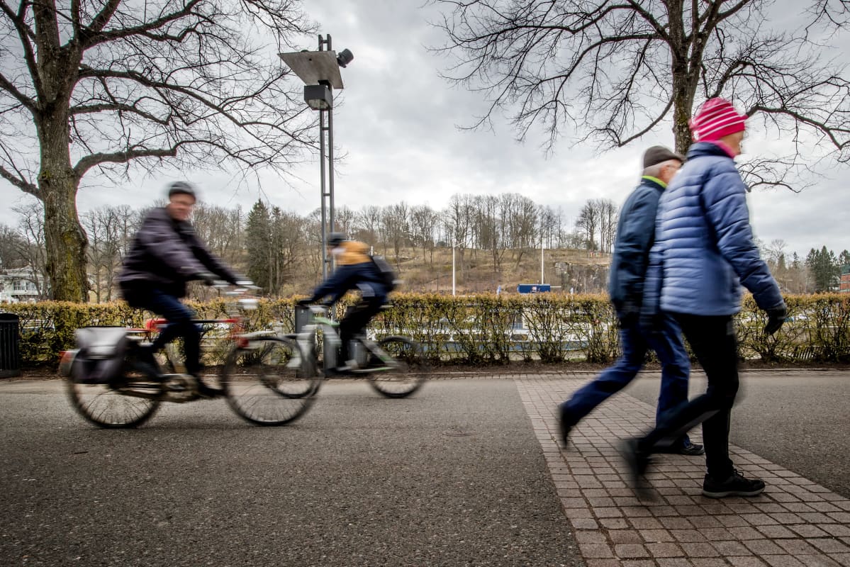 Cyklister och ett äldre par vandrar längs Aura å