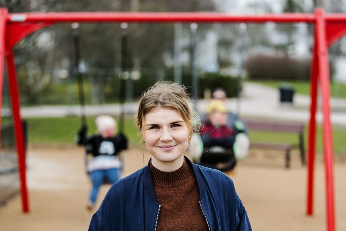 Kuvassa on lastensuojelun sosiaaliohjaaja Amanda Ilkka.