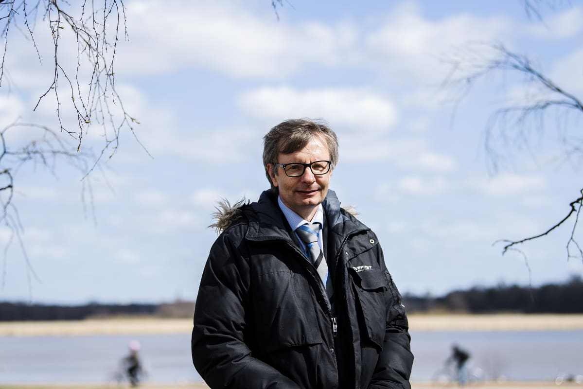 Kuvassa on THL:n Heikki Hiilamo.