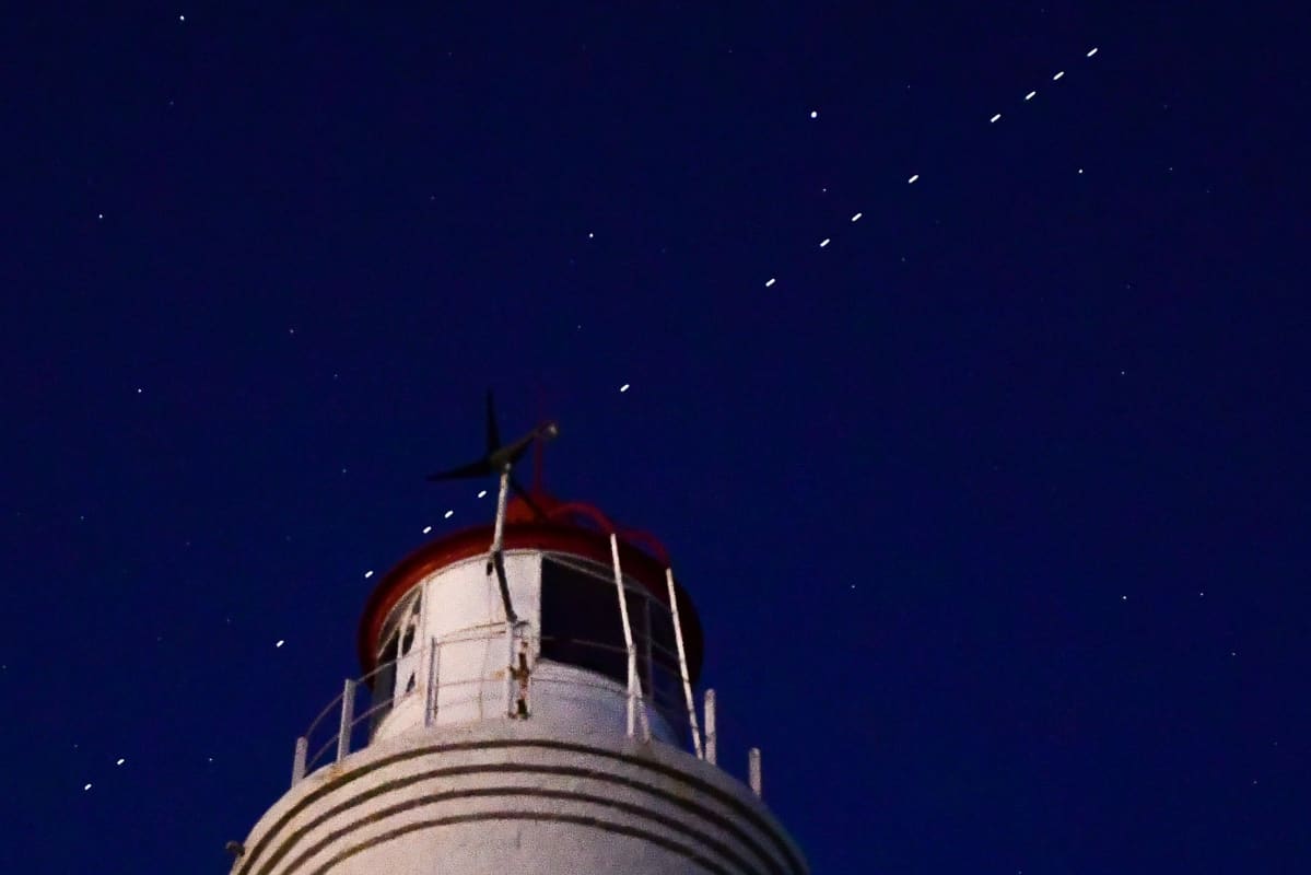 Vladivostokissa Venäjällä näkyi yötaivaalla avaruusyhtiö SpaceX:n laukaisemia Starlink-satelliitteja. Tähtitieteilijät ovat huolissaan siitä, että uudet kirkkaat satelliitit heikentävät kykyä nähdä tähdet.