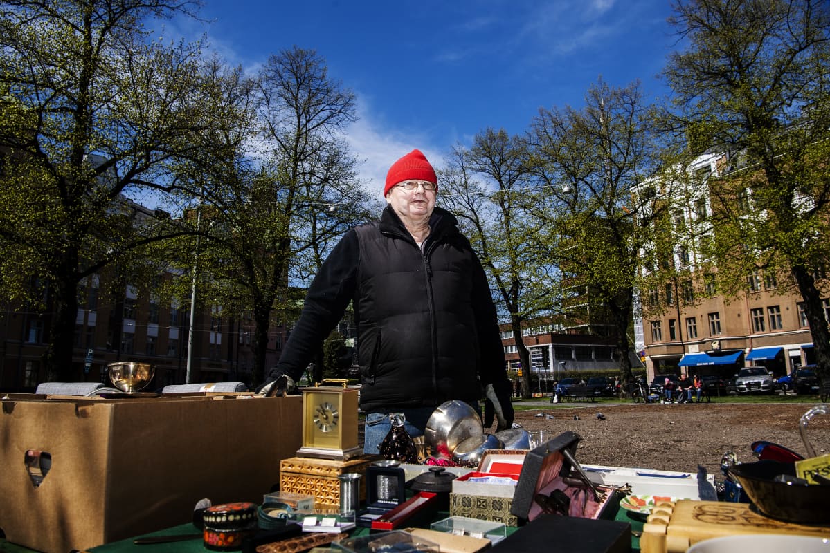 Kuvassa on Karhupuistossa putkiremontin tieltä tavaroitaan myynyt Raimo Ranta.