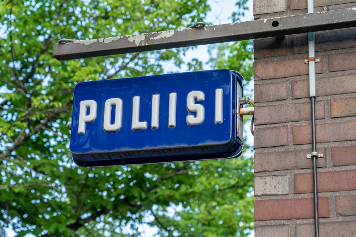 Poliisiaseman kyltti.