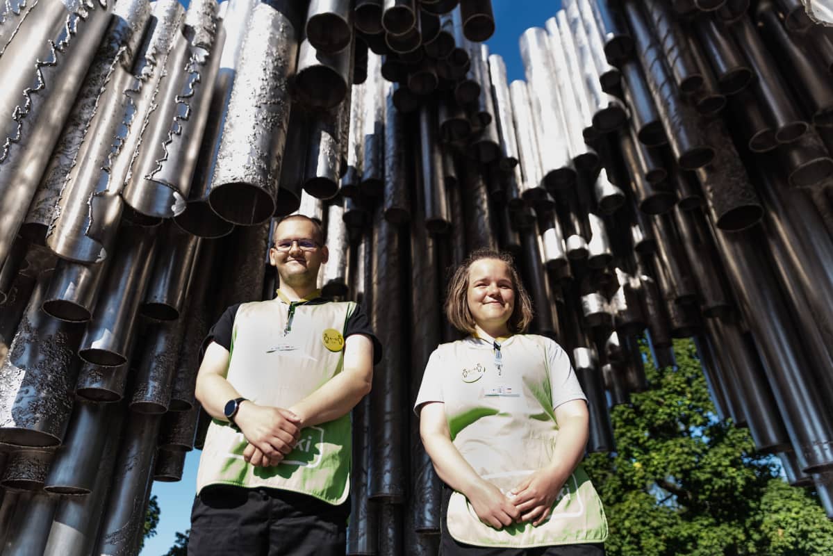 Sofia Lindblom ja Niklas Strömberg opastavat turisteja Sibelius-monumentilla.