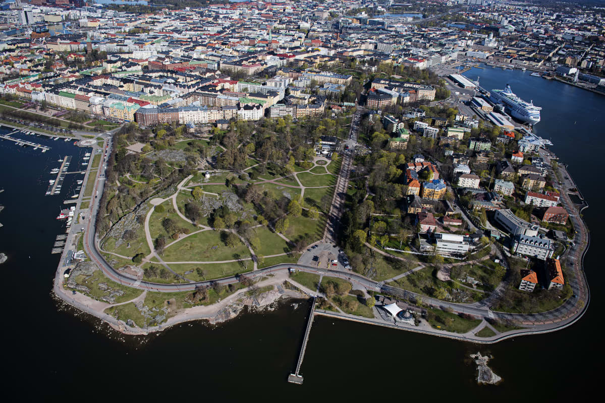 Kuvassa on Helsingin Kaivopuisto toukokuussa 2020.