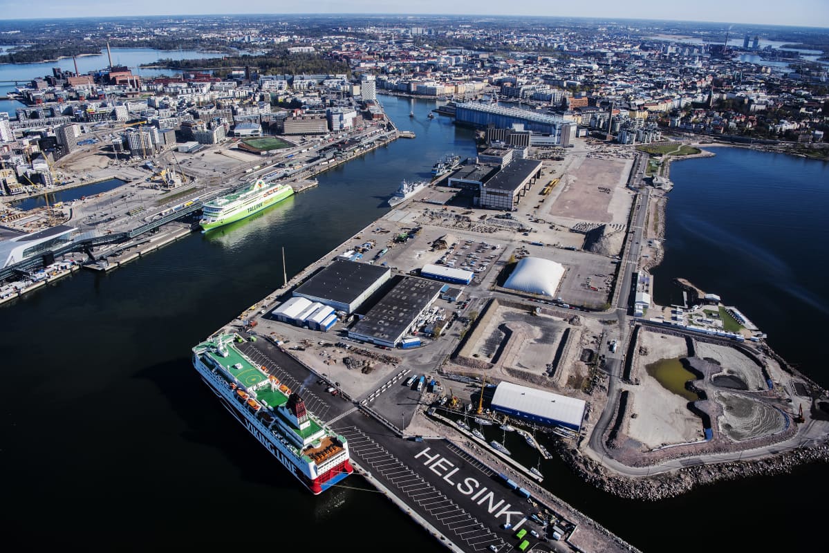 Kuvassa on Helsingin eteläinen kärki eli Jätkäsaari ja Hernesaari toukokuussa 2020.