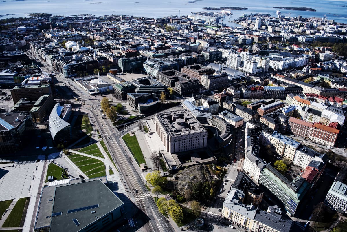 Kuvassa on Eduskuntatalo Helsingissä toukokuussa 2020.