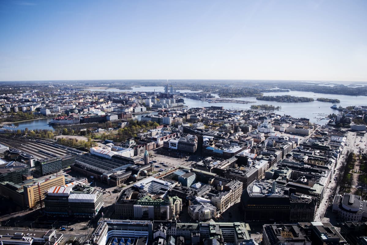 Ilmakuvassa on Helsinkin päärautatieasema toukokuussa 2020.