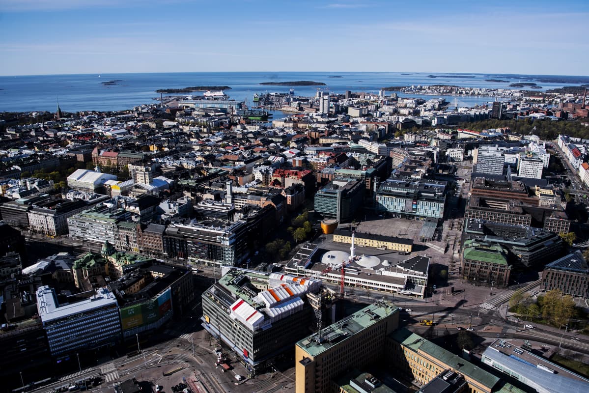 Ilmakuvassa on Kampin kauppakeskus ja Narinkkatori toukokuussa 2020.