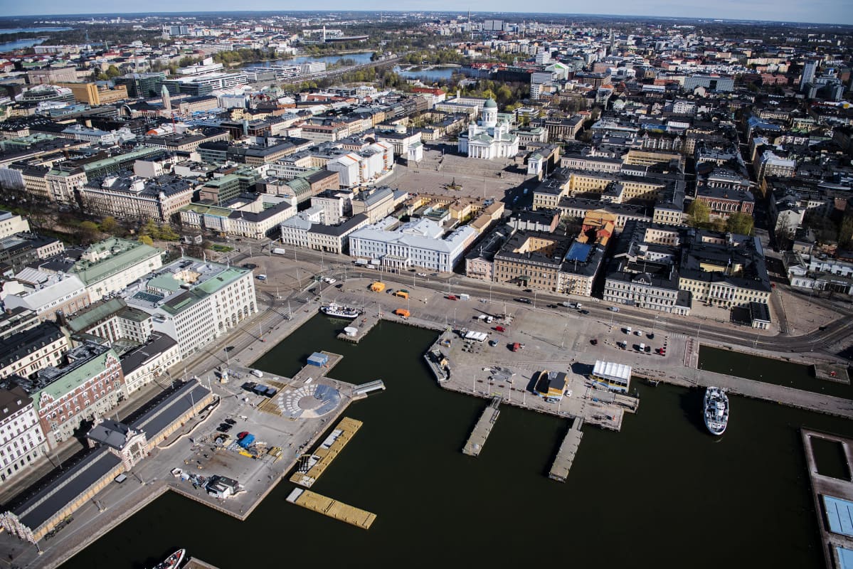 Ilmakuvassa on Helsingin Tuomiokirkko ja Kauppatori toukokuussa 2020.