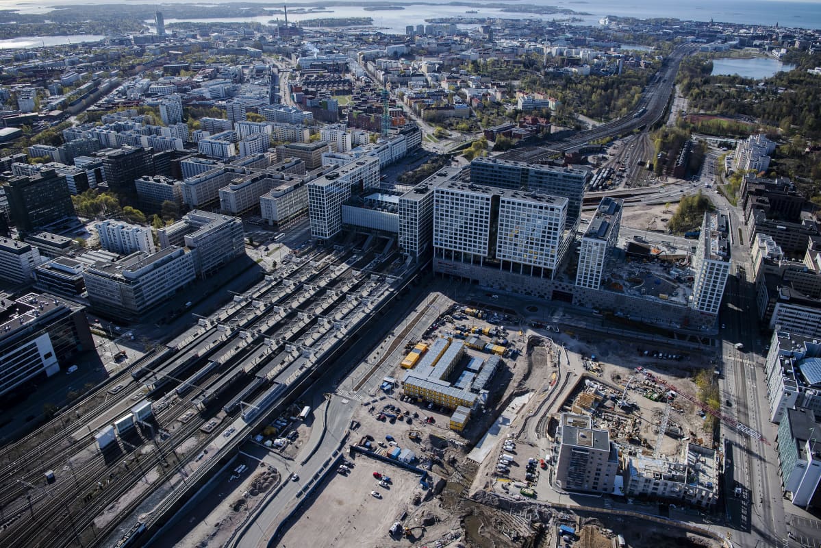 Ilmakuvassa on Pasilan rautatieasema toukokuussa 2020.