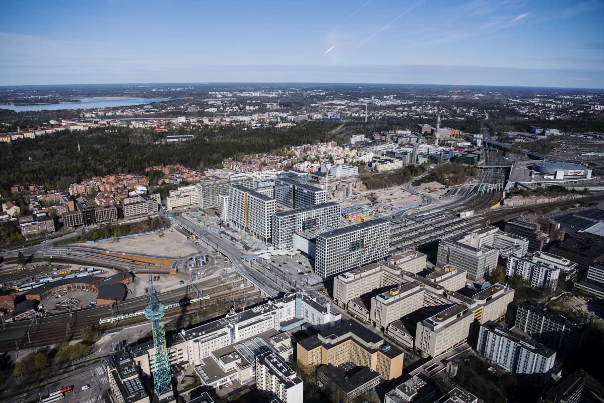 Ilmakuvassa on Pasilan rautatieasema toukokuussa 2020.
