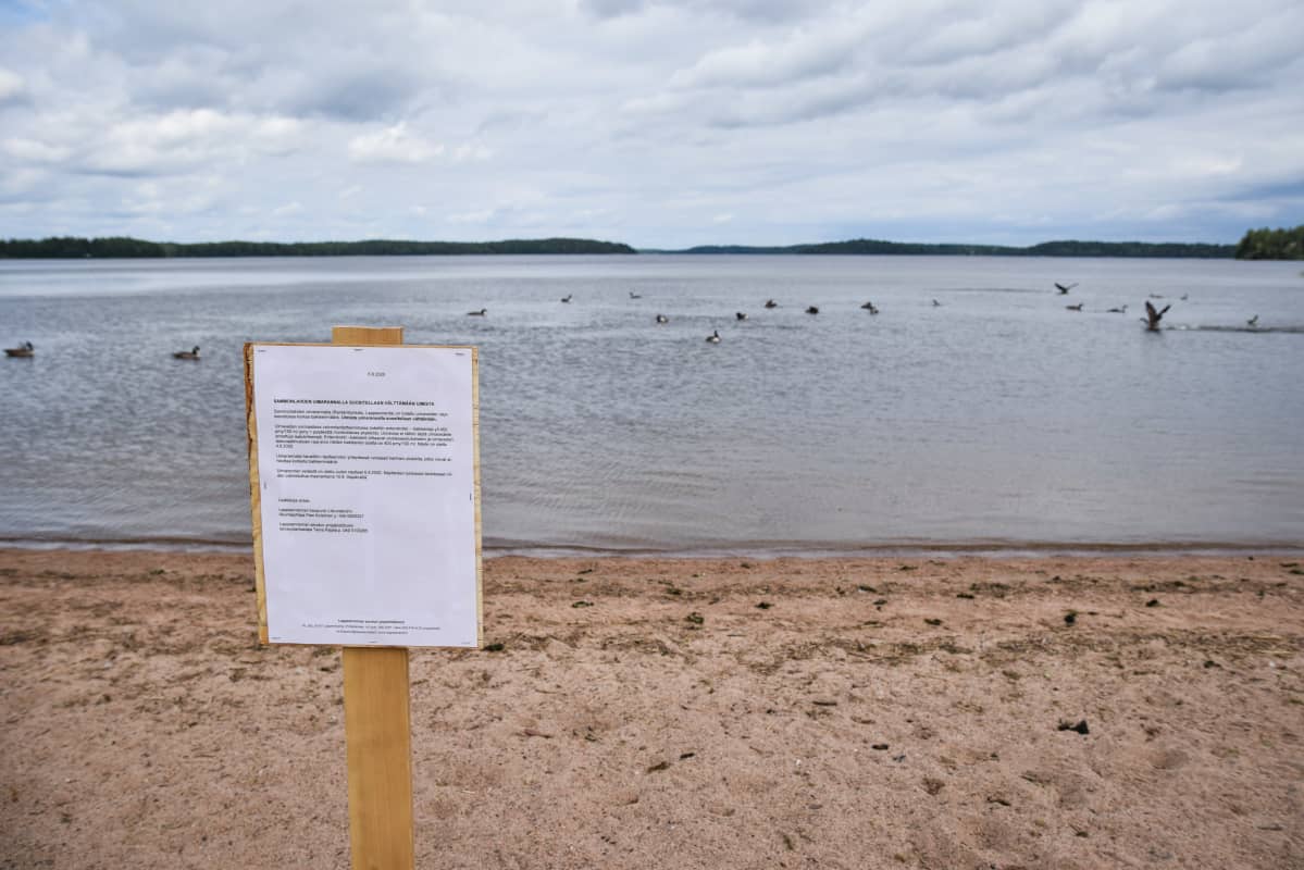 Kyltti kehottaa välttämään uimista likaantuneen veden takia