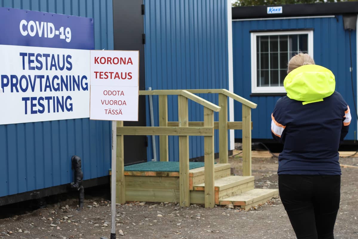 Nainen jonottamassa koronatestaukseen Tornion rajatarkastuspisteellä