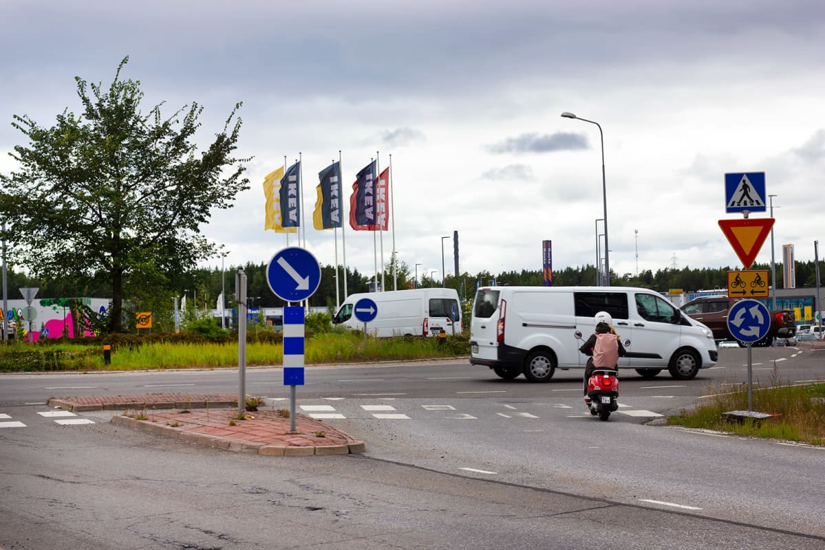Kuninkojantien kaksikaistainen liikenneympyrä on aivan Raision Ikean edessä.