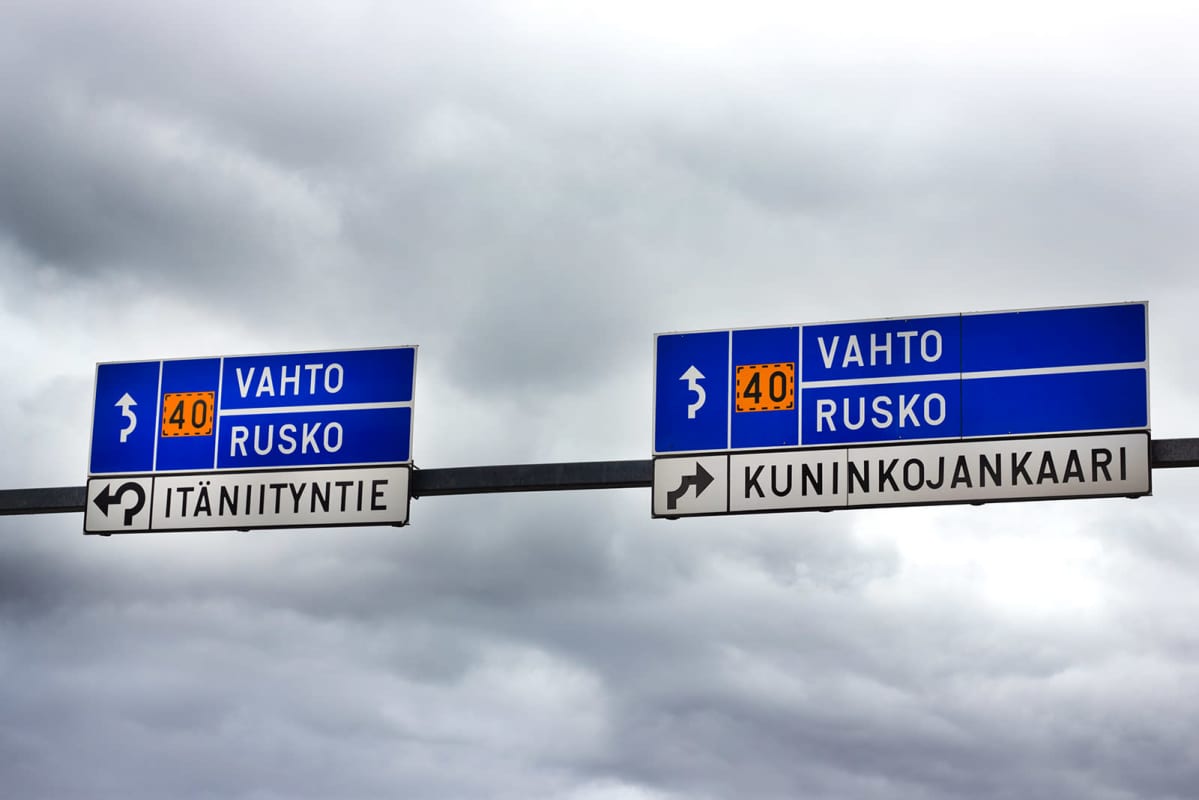 Kuninkojantien liikenneympyrästä pääsee erkanemaan vasemmalta kaistalta Itäniityntielle ja oikealta Kuninkojankaarelle.