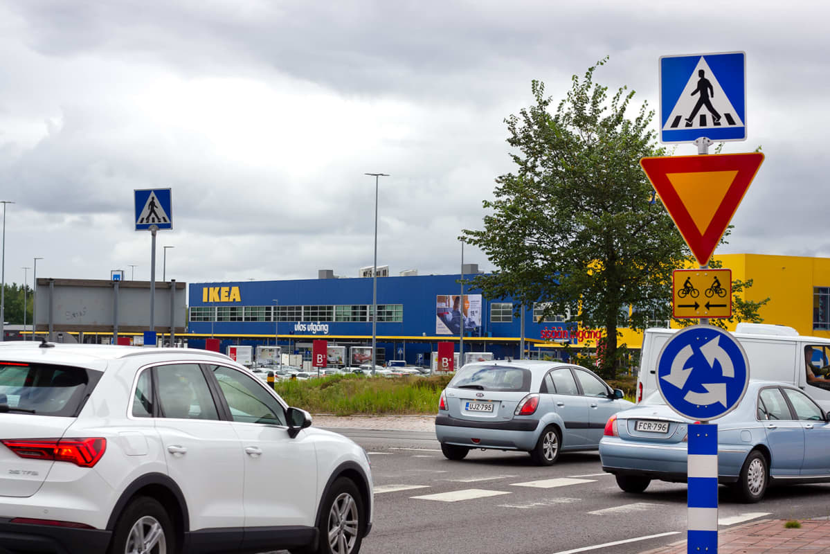 Kuninkojantien kaksikaistainen liikenneympyrä on ajoittain ruuhkainen.